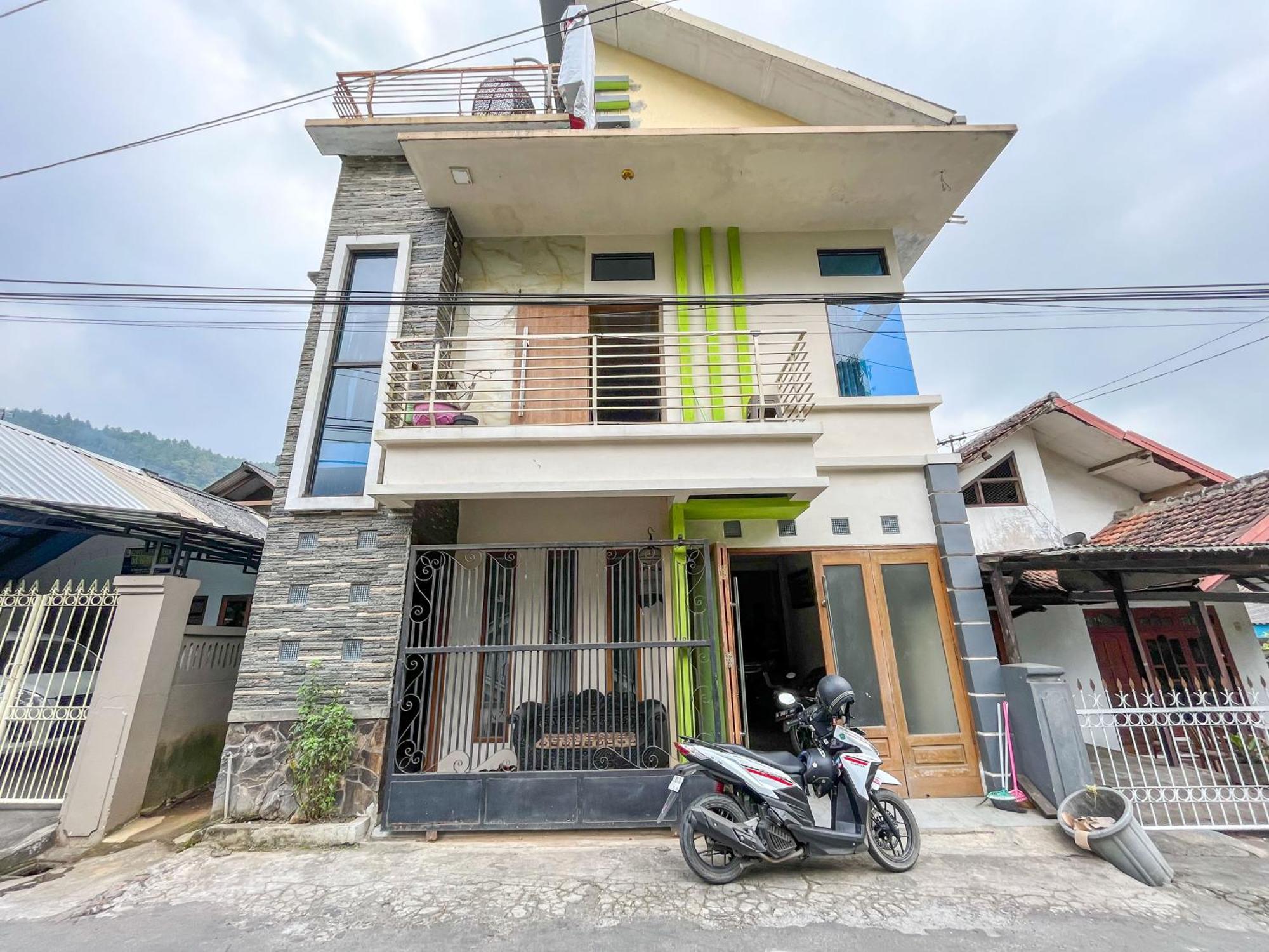 Rumah Bromo Redpartner Hotel Lambangkuning Exterior photo