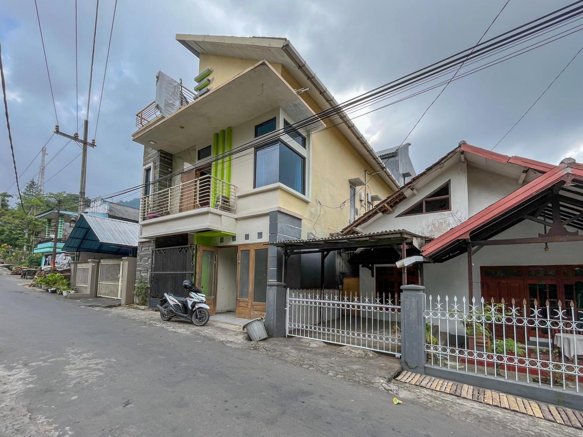 Rumah Bromo Redpartner Hotel Lambangkuning Exterior photo